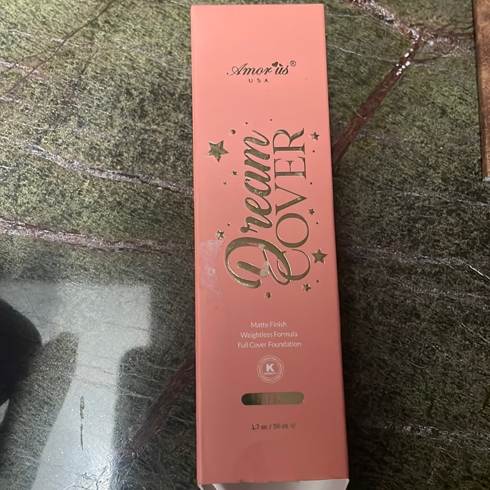BNIB Amor us matte finish weightless full coverage foundation